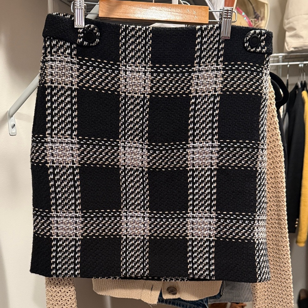 White House Black Market woven Plaid Black and White boot skirt size 2 flawless!